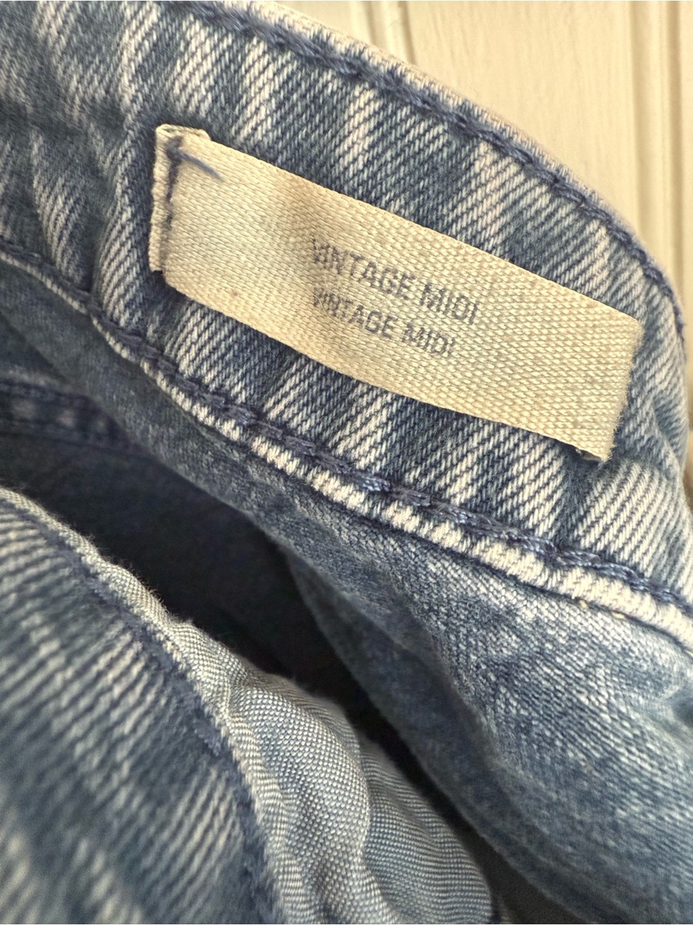 Universal Thread Jean Shorts Size 16 in a medium blue denim - Picture 3 of 5